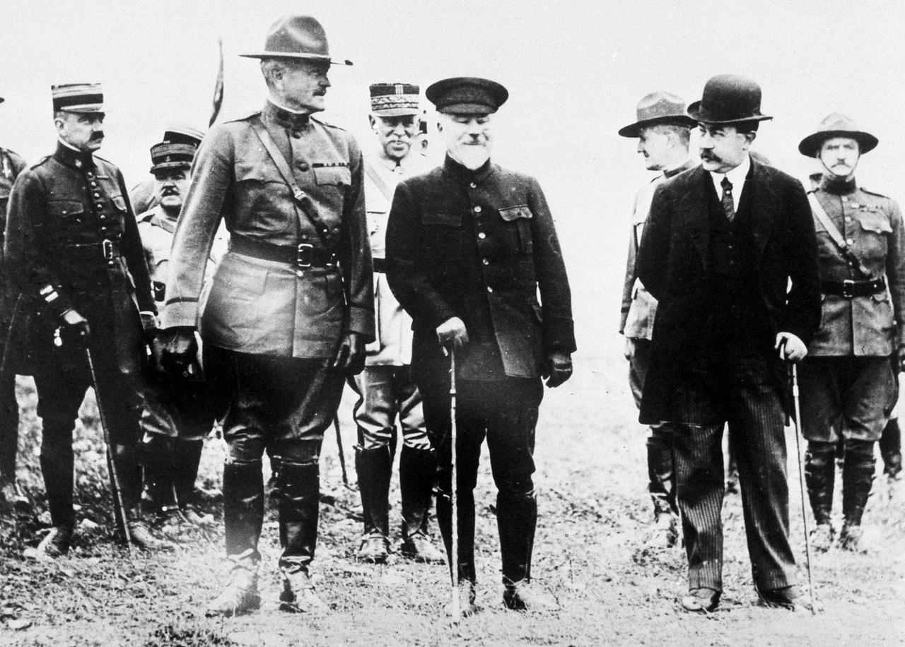 1917: Der US-General John J. Pershing (l) neben dem damaligen französischen Präsidenten Raymond Poincaré
