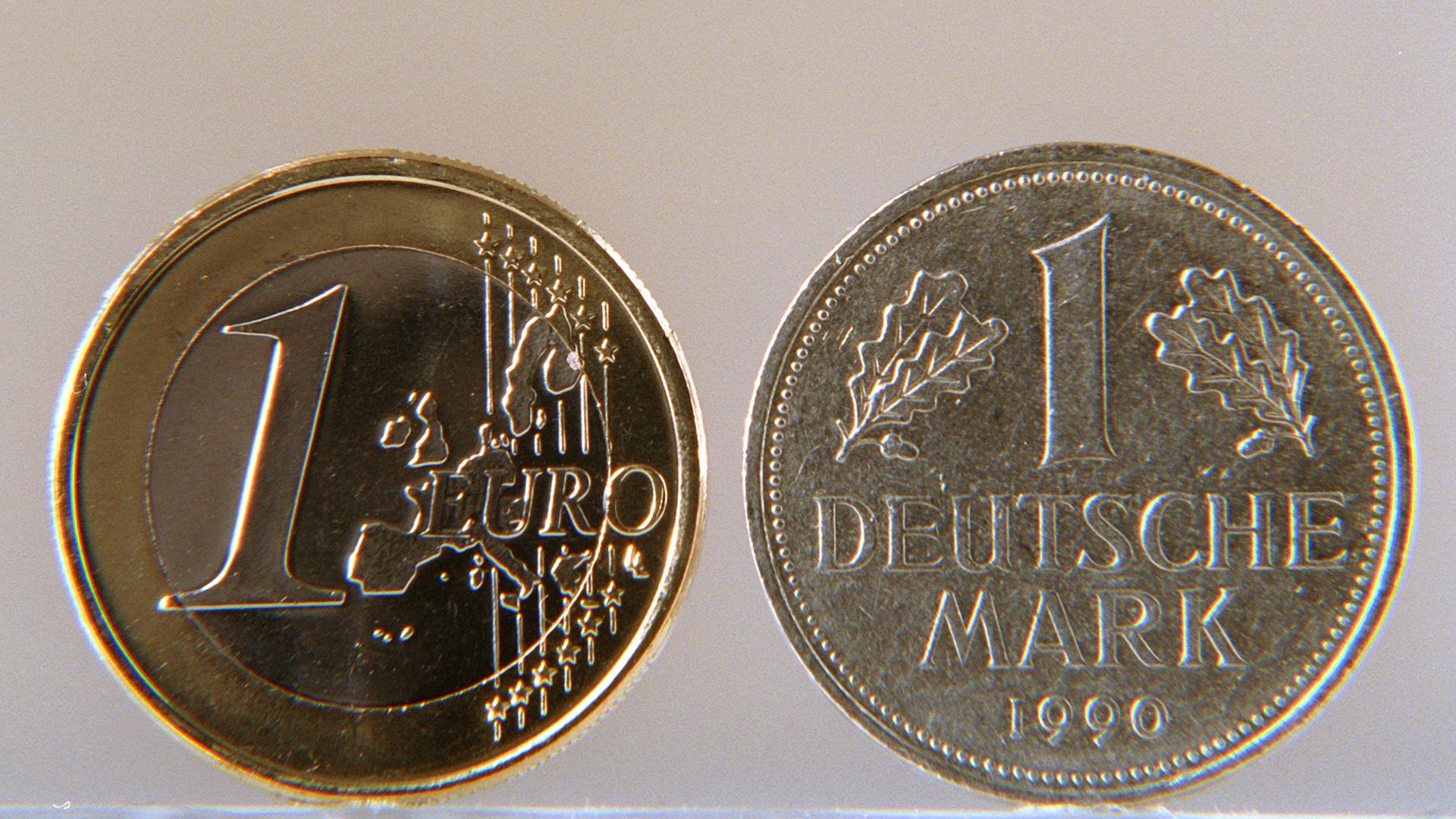 D-Mark und Euro im Vergleich: Neues Geld ab 1.Januar 2002 D-Mark und Euro im Vergleich: Neues Geld ab 1.Januar 2002
