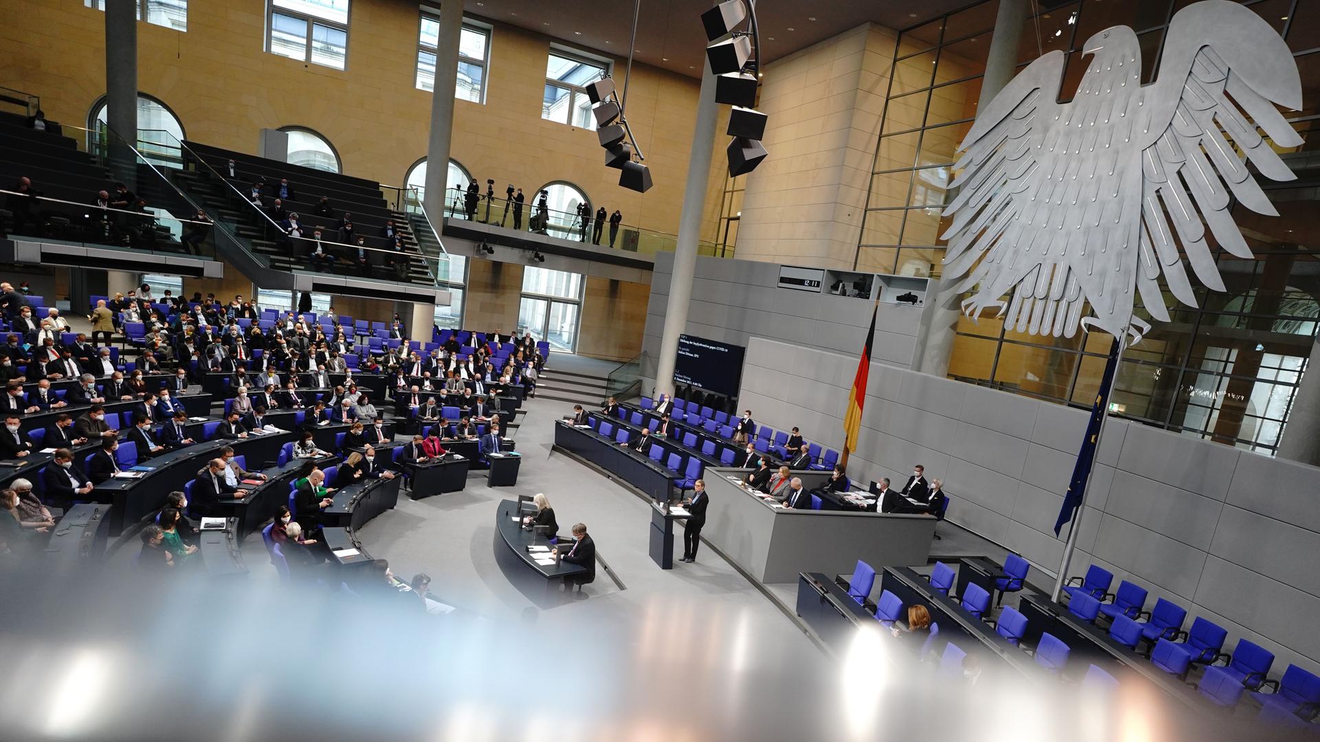 Abgeordnete nehmen an der Sitzung im Bundestag teil.