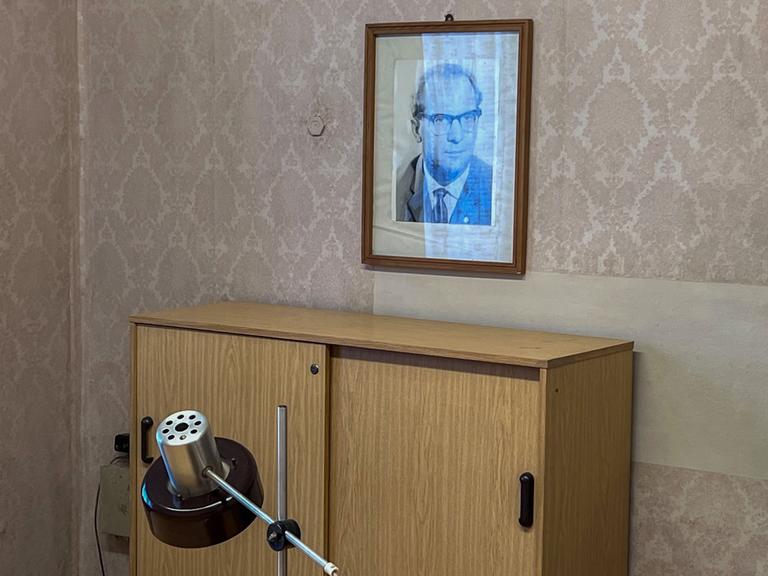 Blick in ein ehemaliges Büro in der ehemaligen Untersuchungshaftanstalt der Stasi in Berlin-Hohenschönhausen, an der Wand hängt ein Bild von Erich Honecker.