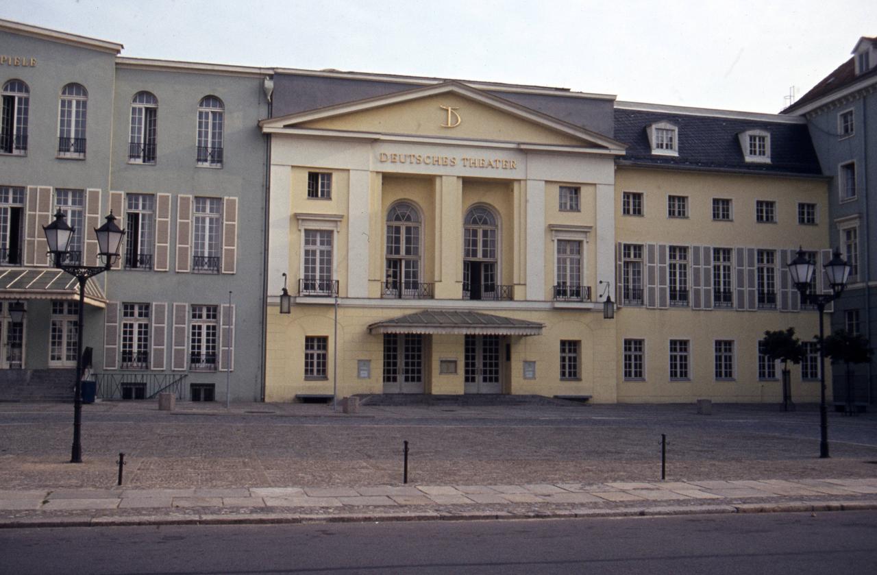 Außenansicht des Deutschen Theaters in Ostberlin, aufgenommen ca. 1988 