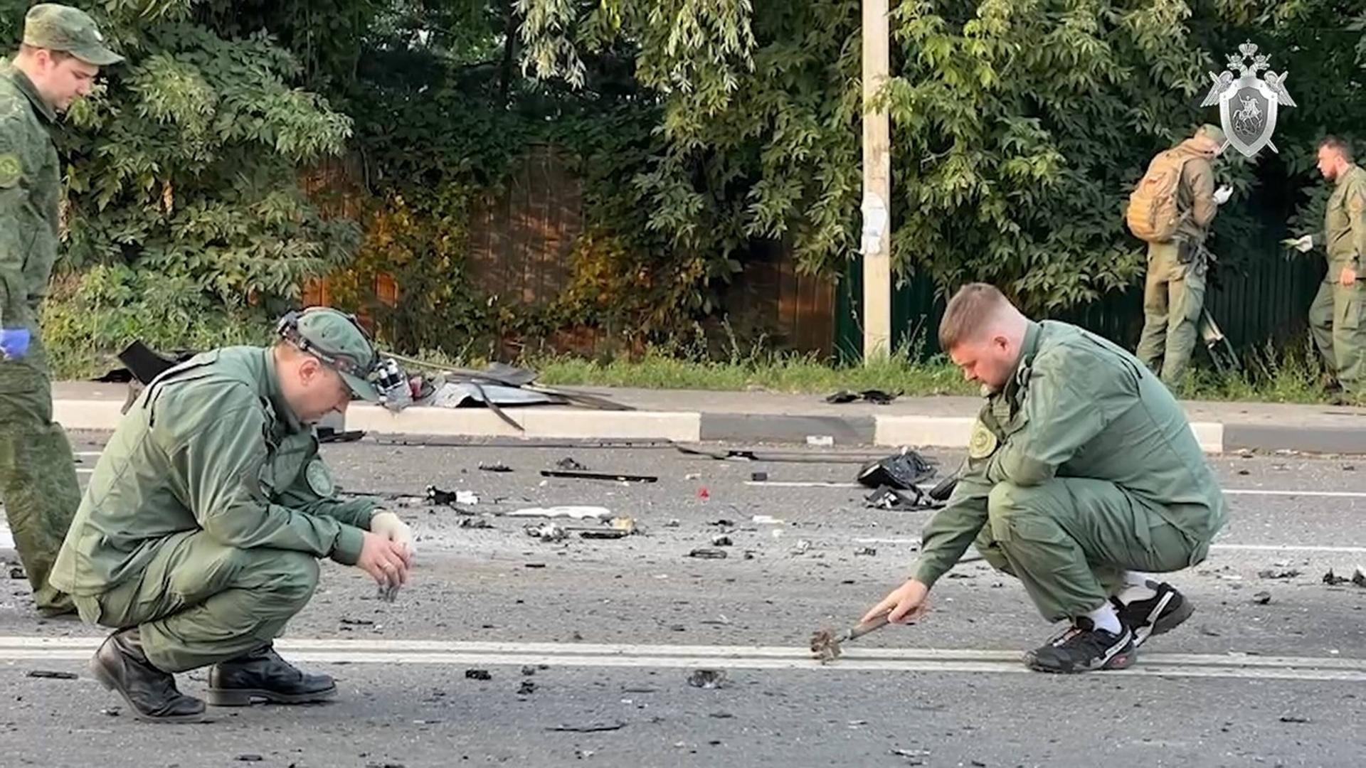 Beamte des russischen Ermittlungskomitees untersuchen den Schauplatz eines Autobombenanschlags im Dorf Bolshiye Vyazyomy, bei dem die Journalistin und Politikwissenschaftlerin Darya Dugina getötet wurde. Beamte des russischen Ermittlungskomitees untersuchen den Schauplatz eines Autobombenanschlags im Dorf Bolshiye Vyazyomy, bei dem die Journalistin und Politikwissenschaftlerin Darya Dugina getötet wurde.