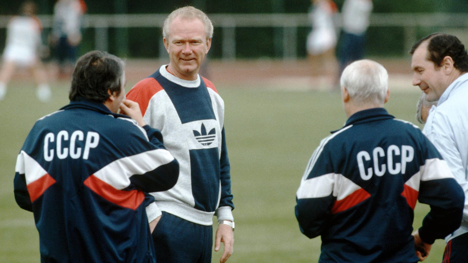 Trainer Walerij Lobanowski (2. von links) mit seinem UdSSR-Team beim Training während der Fußball-Europameisterschaft 1988 in Deutschland, hier in Hannover