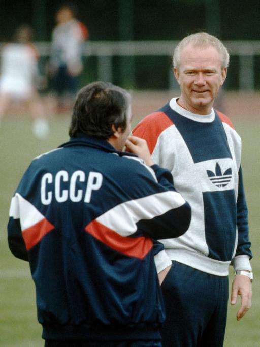 Trainer Walerij Lobanowski (2. von links) mit seinem UdSSR-Team beim Training während der Fußball-Europameisterschaft 1988 in Deutschland, hier in Hannover