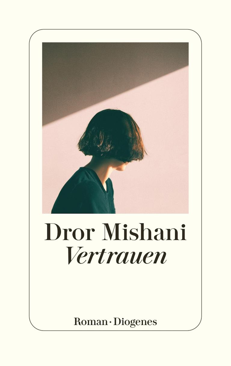 Das Cover zu Dror Mishanis "Vertrauen" zeigt eine Frau mit zum Bob geschnittenen braunen Haaren, die ihr Gesicht verbergen. Das Cover zu Dror Mishanis "Vertrauen" zeigt eine Frau mit zum Bob geschnittenen braunen Haaren, die ihr Gesicht verbergen.