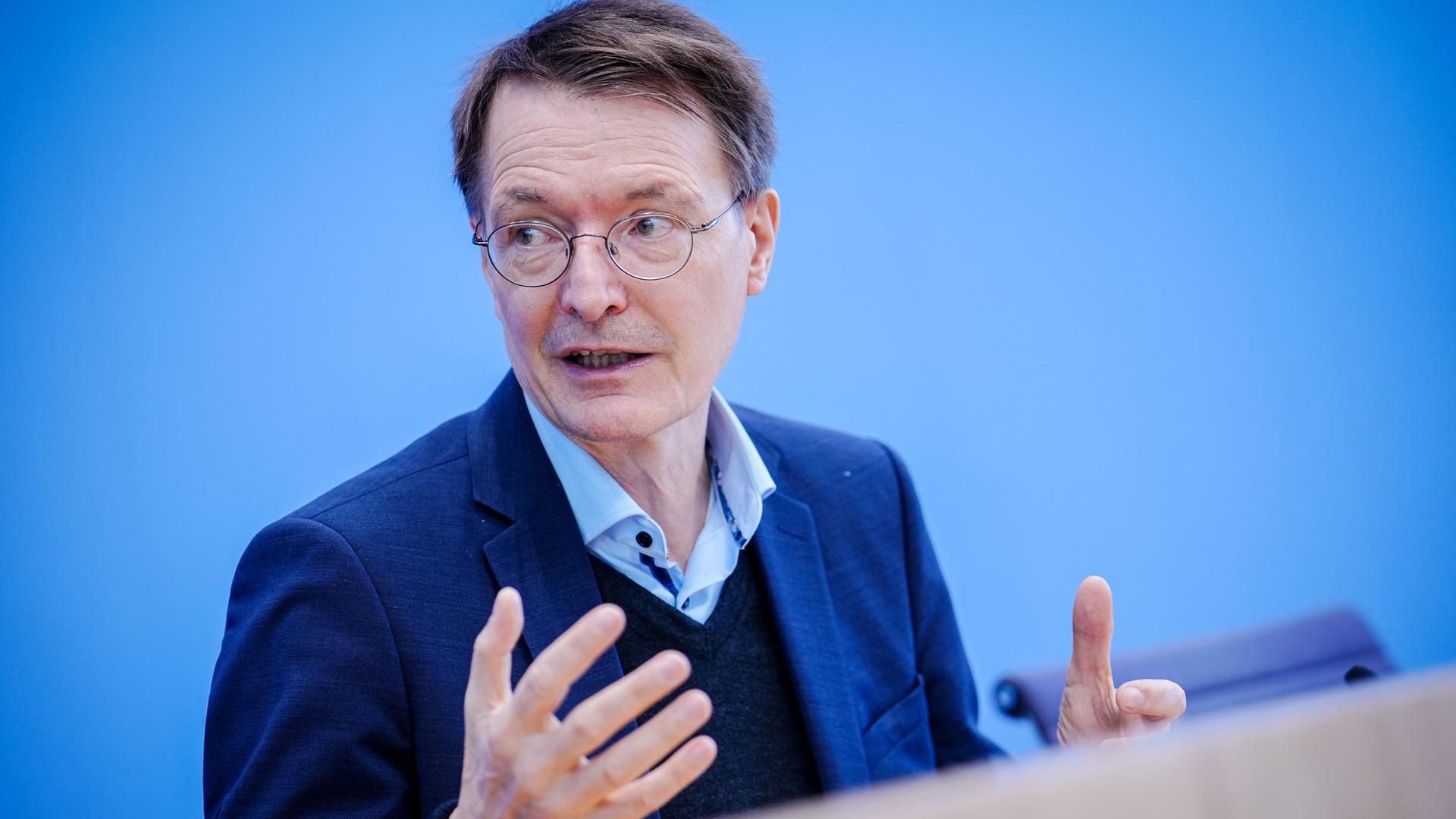 Bundes-Gesundheits-Minister Lauterbach spricht mit Journalisten. Bundes-Gesundheits-Minister Lauterbach spricht mit Journalisten.