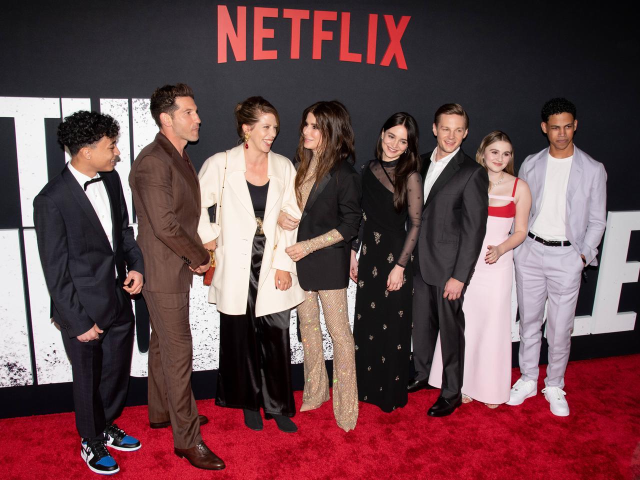Premiere: Sandra Bullock (4. von links) mit Nora Fingscheidt (3. von llinks) und Cast bei der Premiere des Netflix-Films "The Unforgivable". Premiere: Sandra Bullock (4. von links) mit Nora Fingscheidt (3. von llinks) und Cast bei der Premiere des Netflix-Films "The Unforgivable".