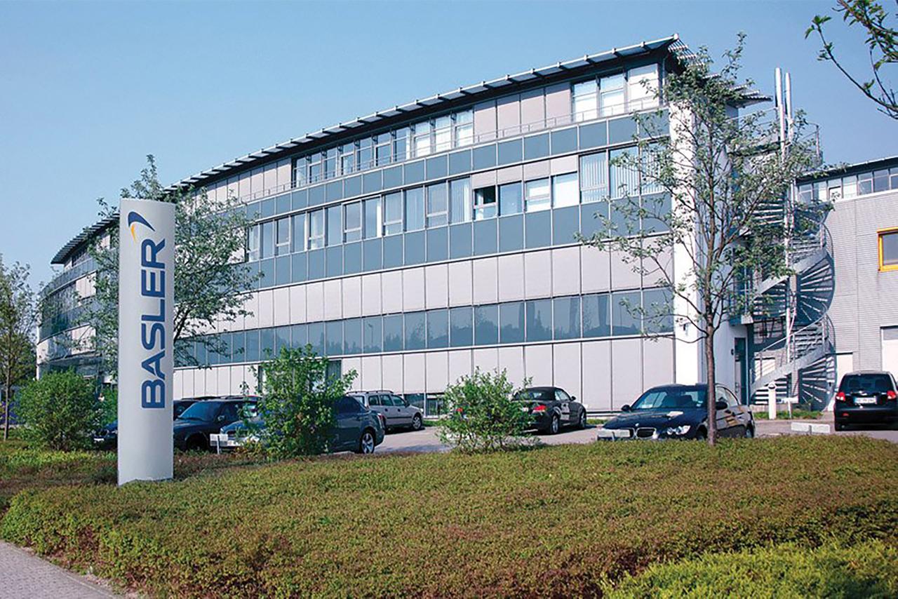 Blick auf das Firmengebäude der Basler AG mit Fahne