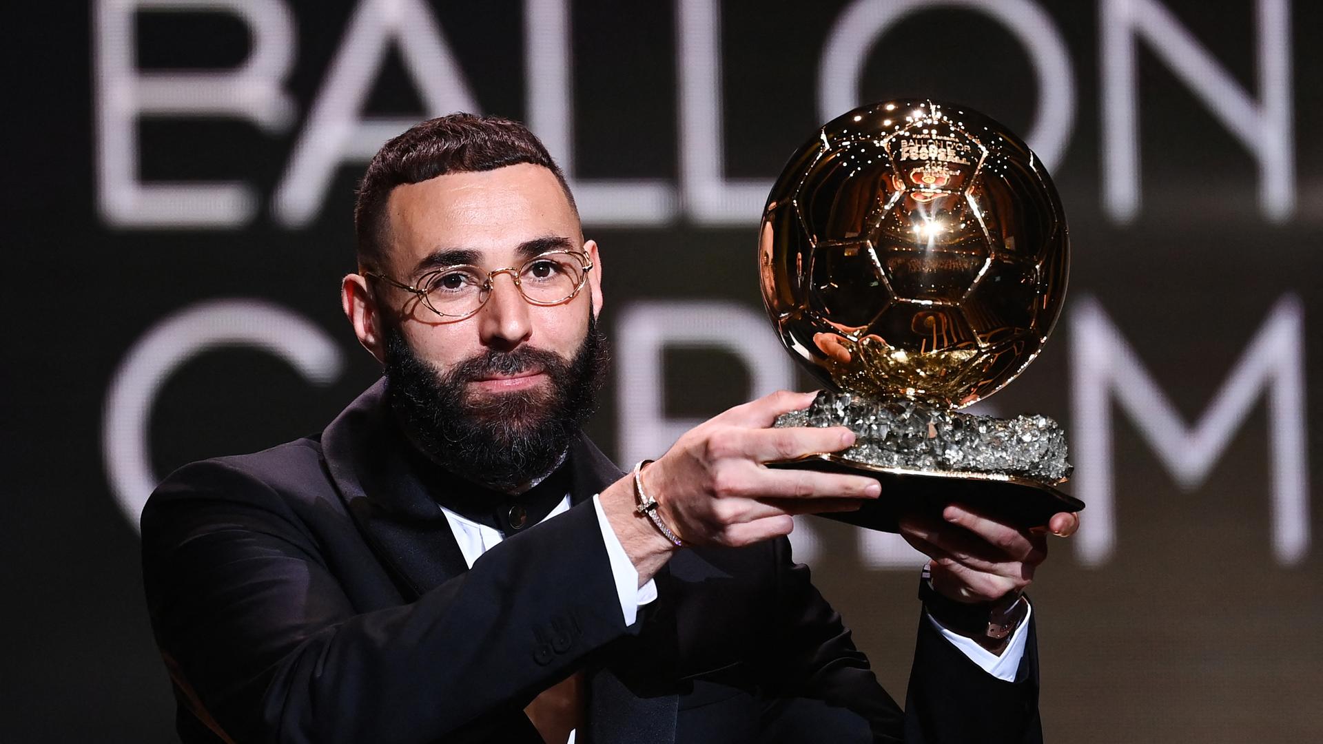 Karim Benzema hält seinen Preis stolz in die Höhe. Karim Benzema hält seinen Preis stolz in die Höhe.