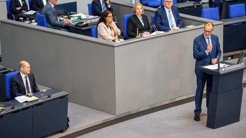 Friedrich Merz, CDU-Bundesvorsitzender, spricht in der Generaldebatte der Haushaltswoche im Bundestag, am. 1.6.2022 während Bundeskanzler Olaf Scholz (SPD, l) zuhört.