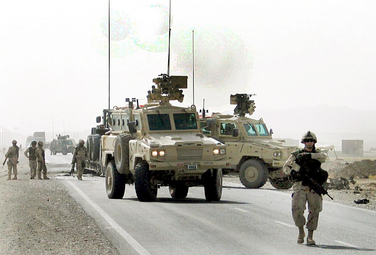 Kanadische Panzer und Soldaten im Einsatz in Afghanistan.  