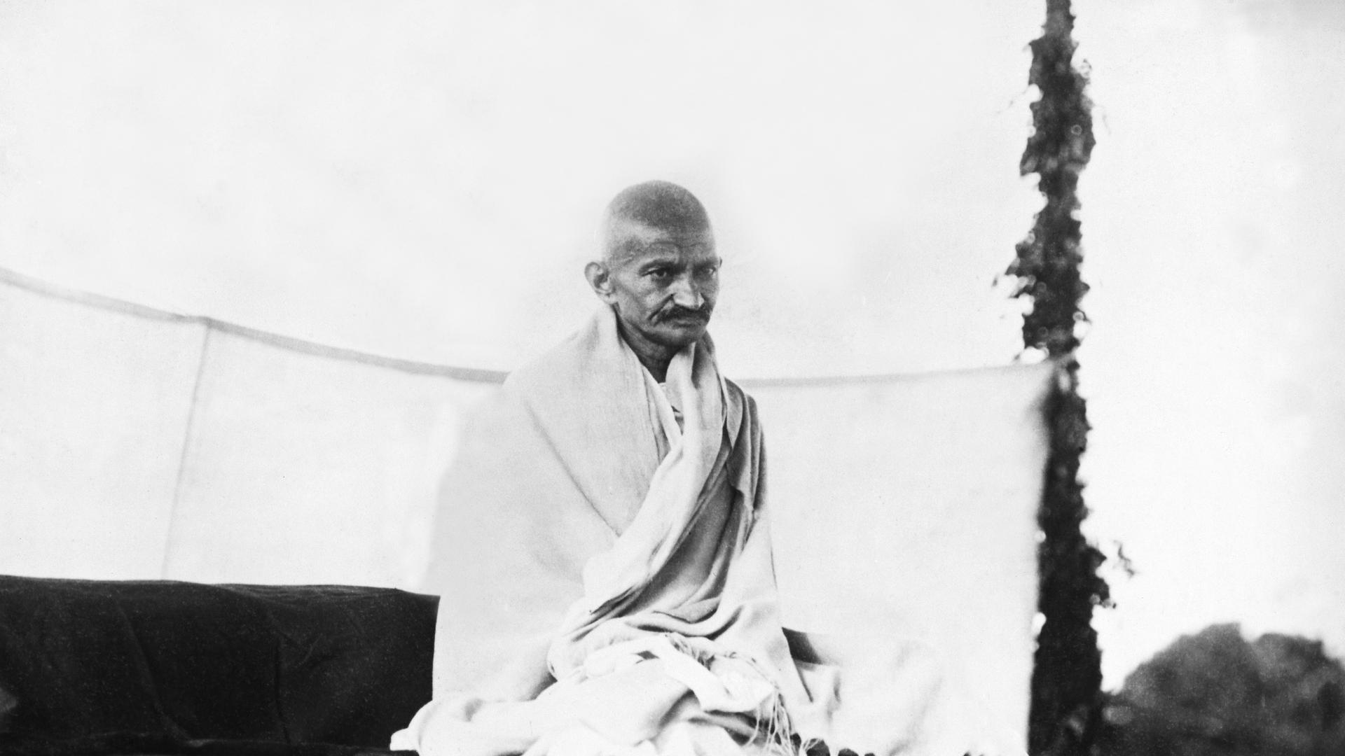 Mahatma Gandhi zeigt sich nach langer Krankheit im Schneidersitz im indischen Bangalore. Mahatma Gandhi zeigt sich nach langer Krankheit im Schneidersitz im indischen Bangalore.