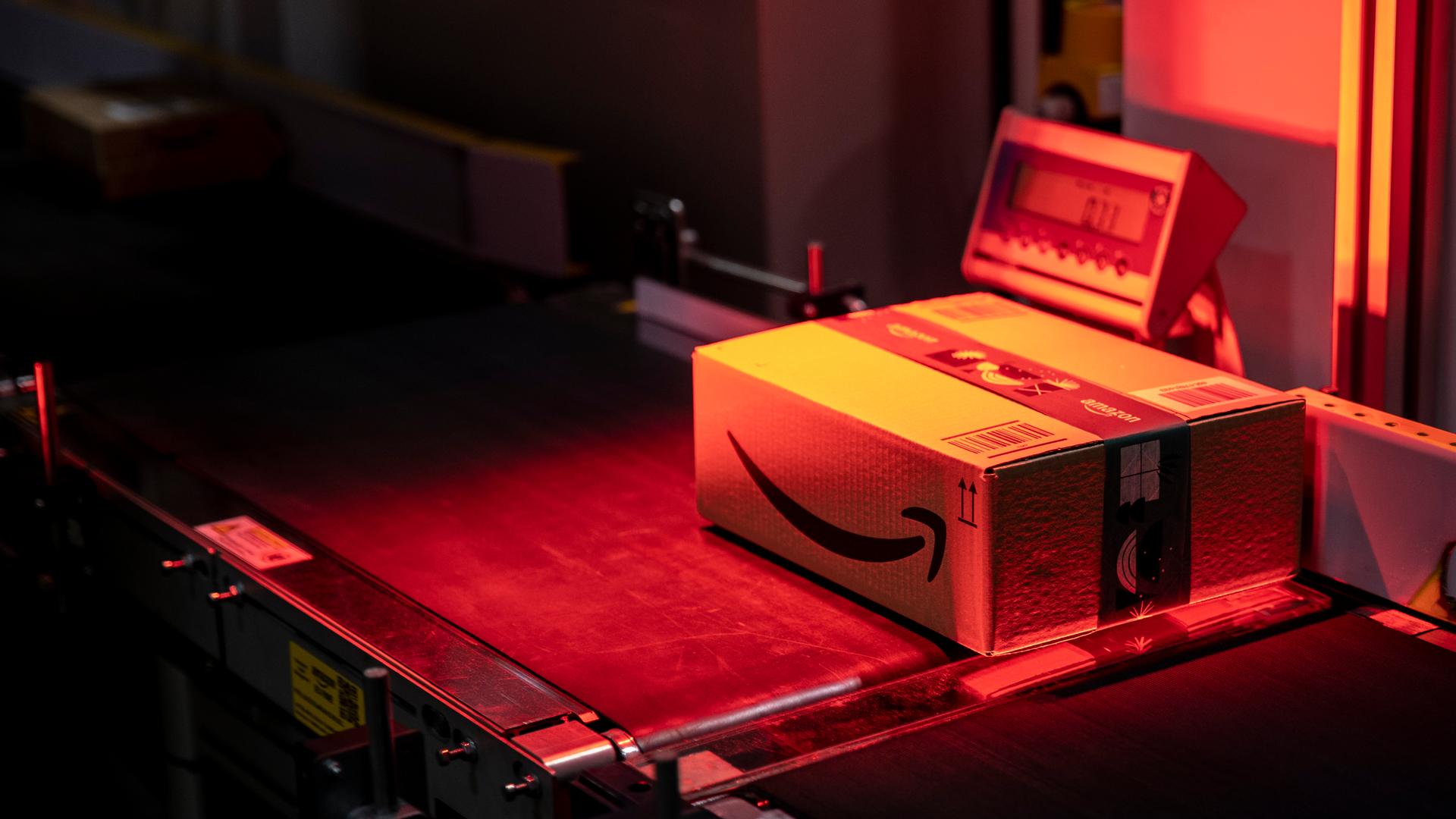 Ein Paket wird in einem Amazon-Lager am 18. November 2021 in Brieselang, Deutschland, gescannt. Ein Paket wird in einem Amazon-Lager am 18. November 2021 in Brieselang, Deutschland, gescannt.