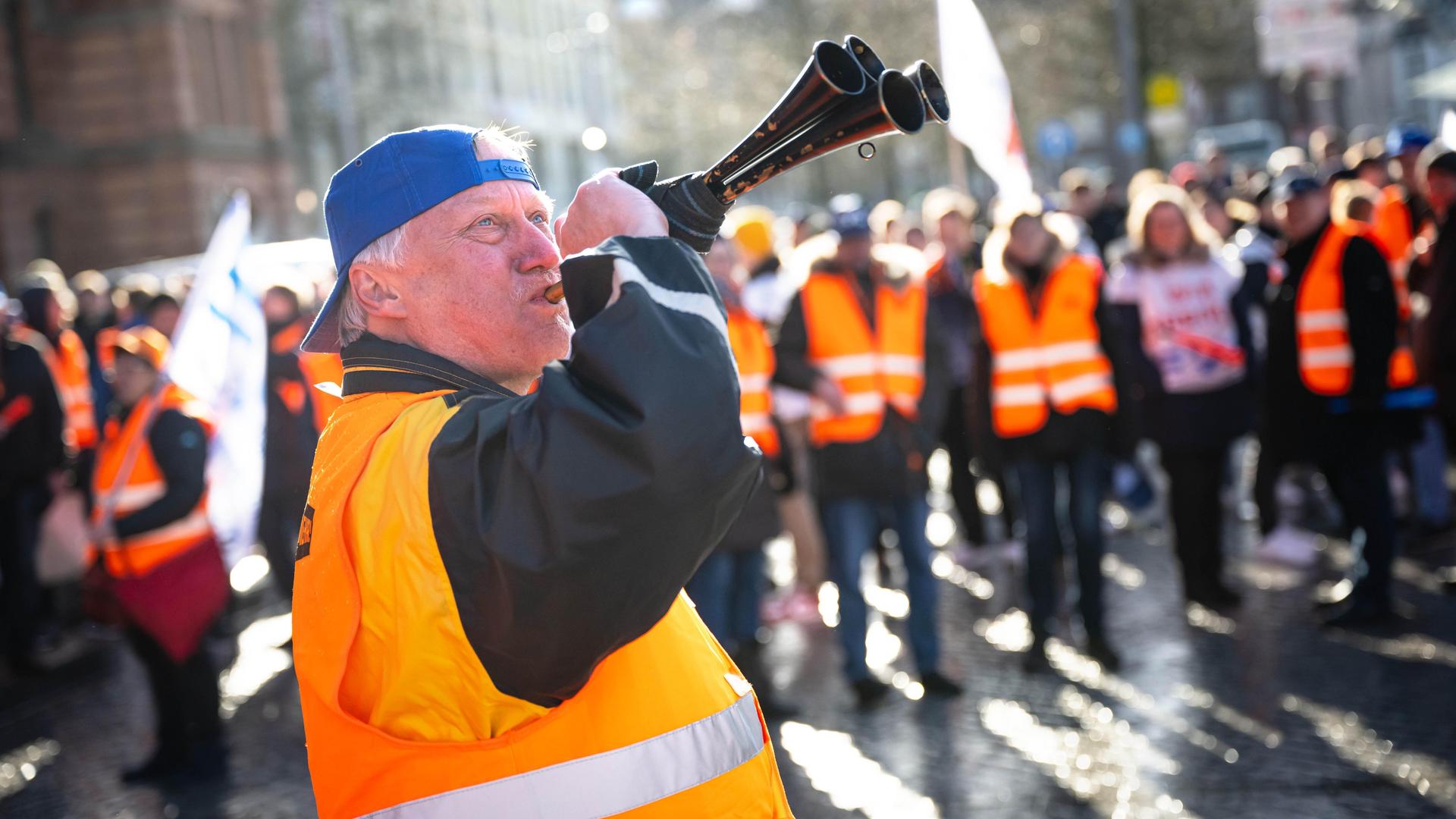 Tarifstreit Im Bahnverkehr - Bahn-Gewerkschaft EVG Will Am Donnerstag ...