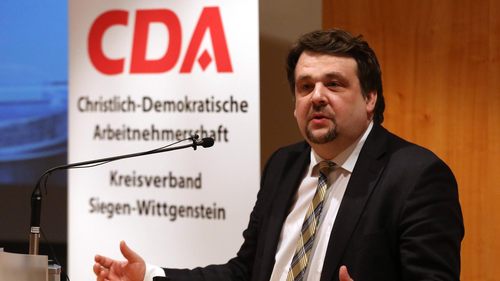 Dennis Radtke am Rednerpult. Im Hintergrund hängt der Schriftzug: "CDA - Christlich-demokratische Arbeitnehmerschaft - Kreisverband Siegen-Wittgenstein"