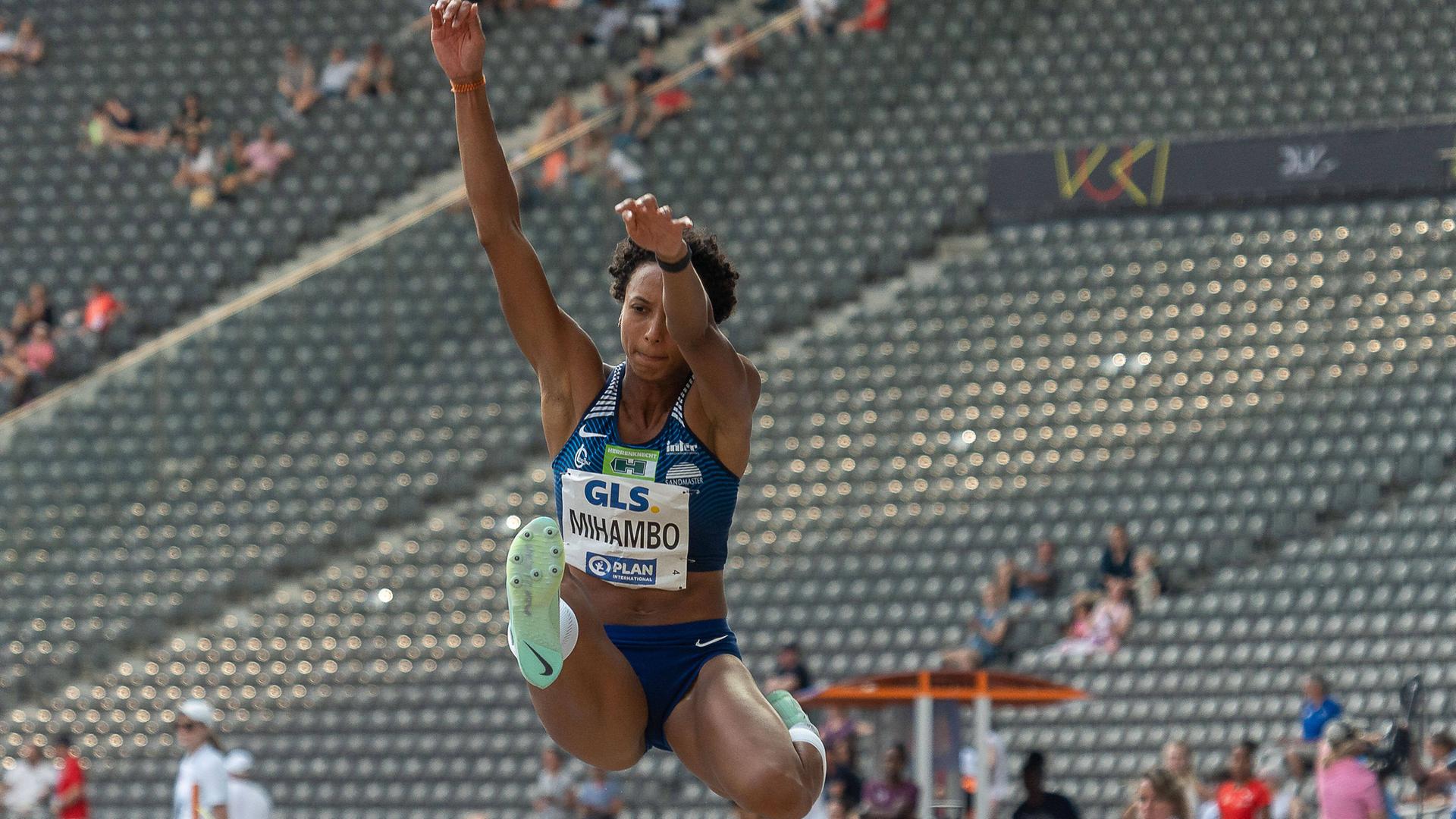 Malaika Mihambo springt nach vorne. Malaika Mihambo springt nach vorne.