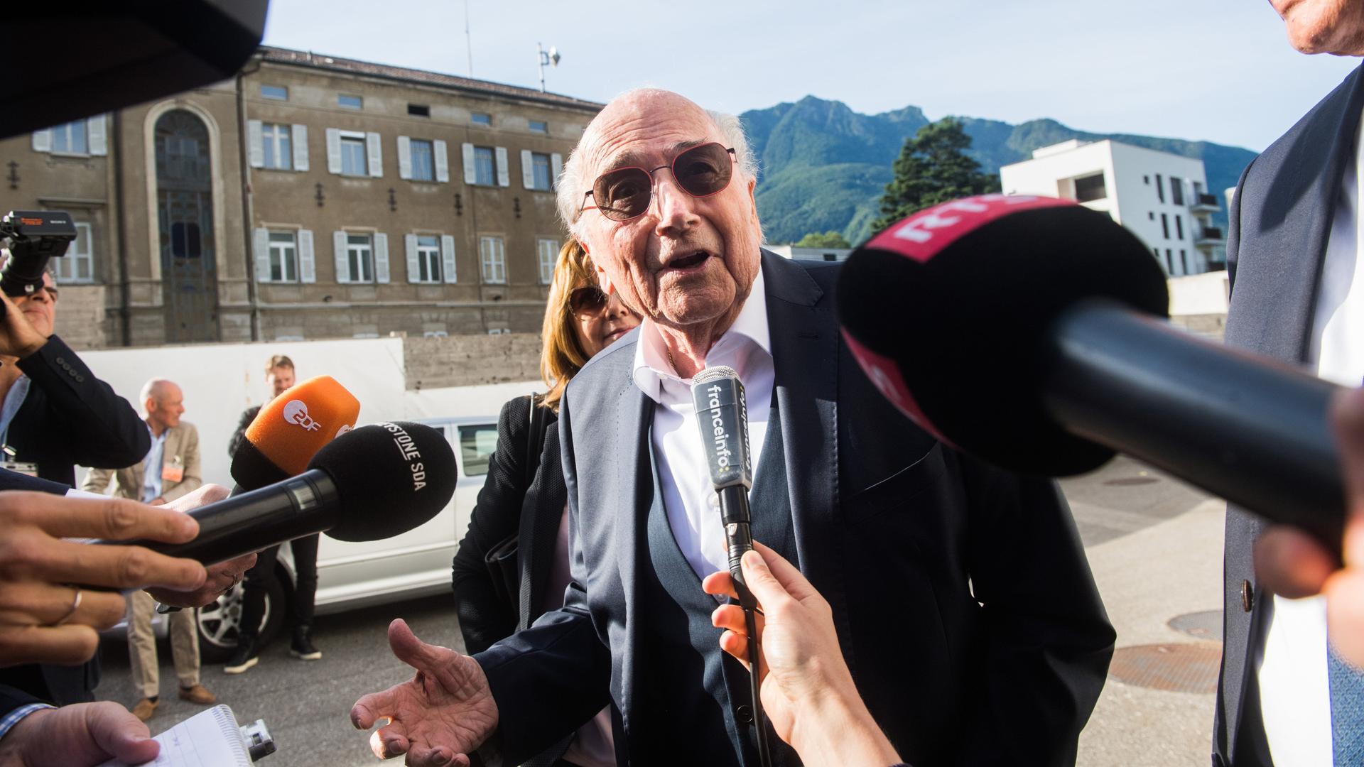 Sepp Blatter vor dem Gericht in der Stadt Bellinzona. Sepp Blatter vor dem Gericht in der Stadt Bellinzona.