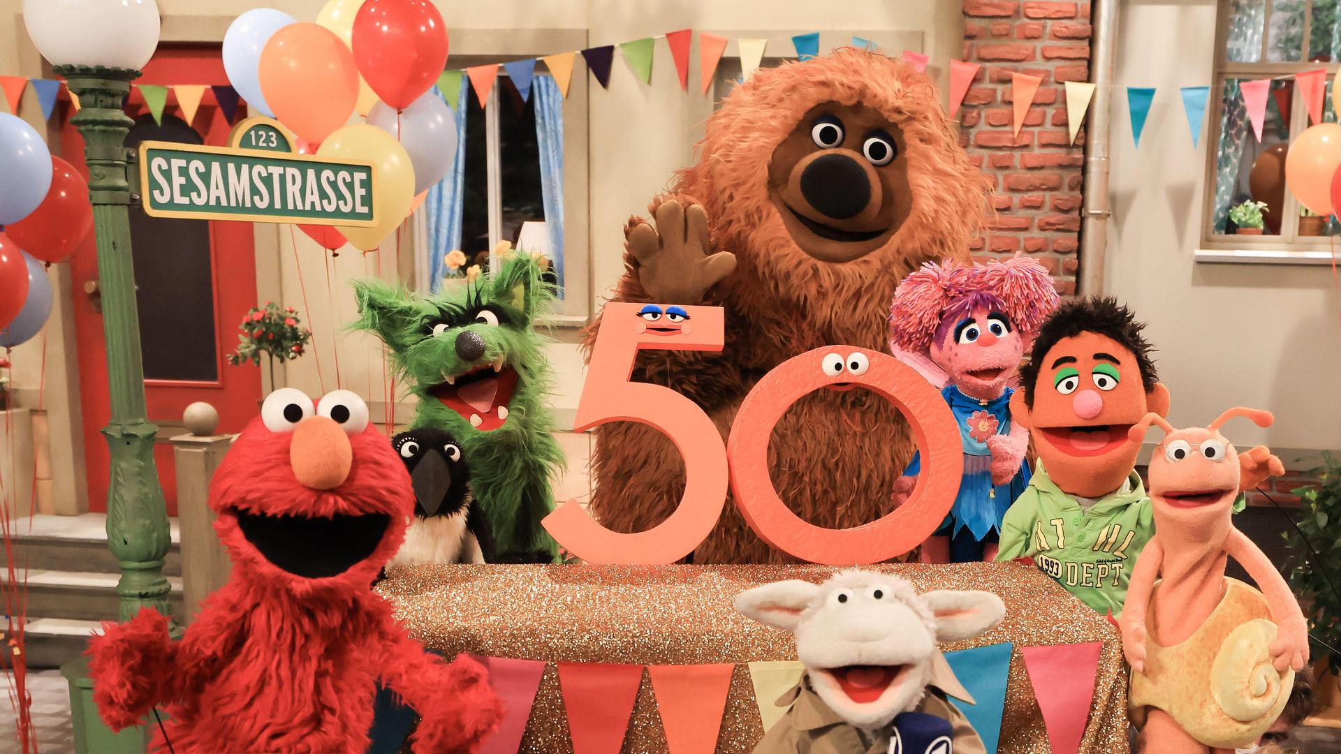 Figuren der Sesamstraße und ihre Puppenspieler feiern den 50. Geburtstag ihrer TV-Sendung. Figuren der Sesamstraße und ihre Puppenspieler feiern den 50. Geburtstag ihrer TV-Sendung.