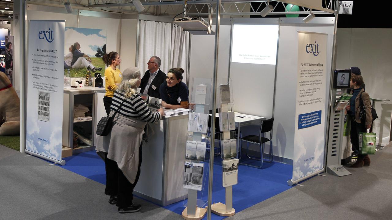 Interessenten und MitarbeiterInnen am Messestand der Sterbehilfe-Organisation Exit auf der Verbrauchermesse MUBA in Basel 2013 Interessenten und MitarbeiterInnen am Messestand der Sterbehilfe-Organisation Exit auf der Verbrauchermesse MUBA in Basel 2013