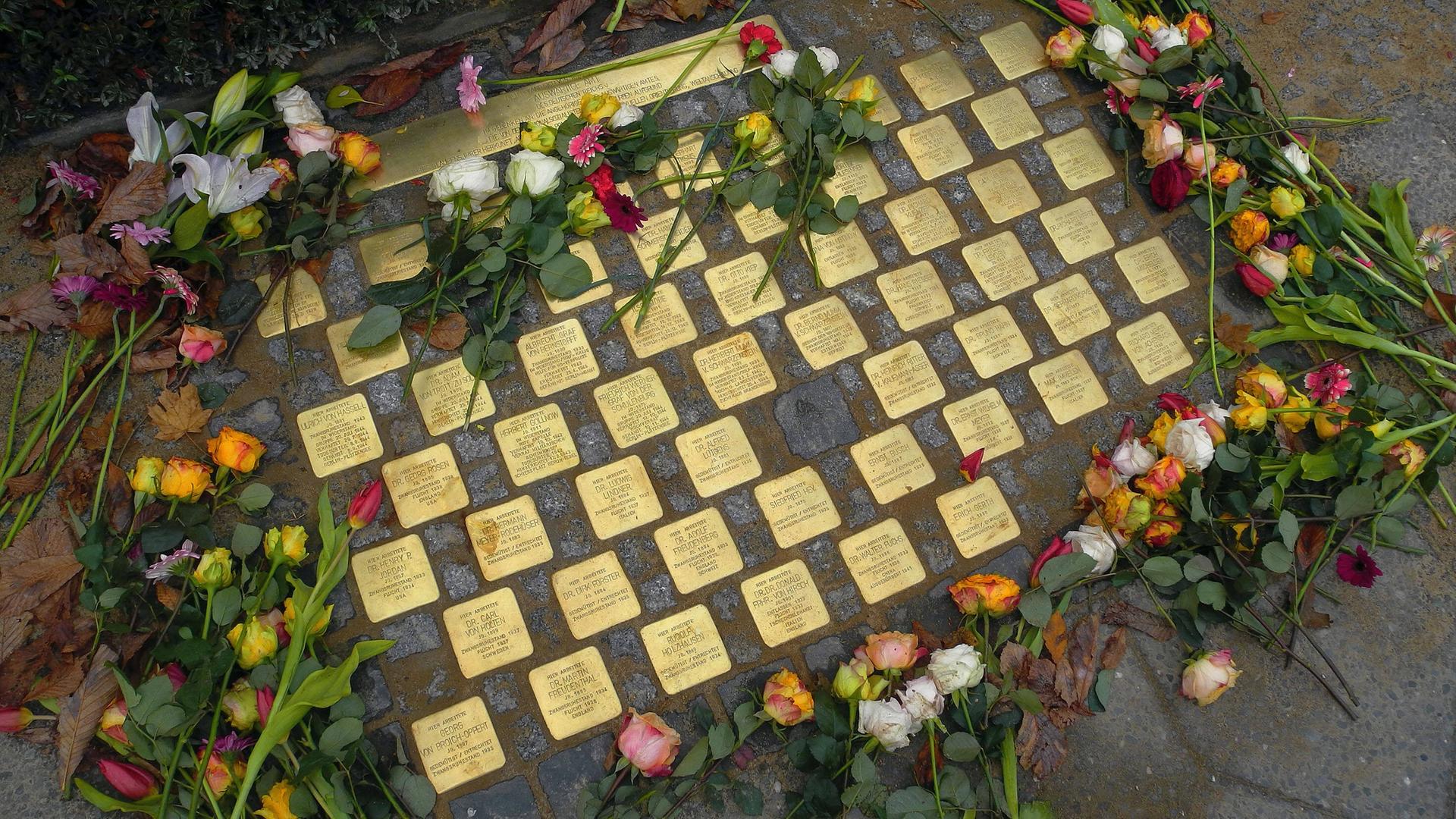 Die 56 Stolpersteine mit den Namen deutscher Diplomaten, die in der Berliner Wilhelmstrasse, wo das ehemalige Auswärtige Amt stand, verlegt worden sind.
