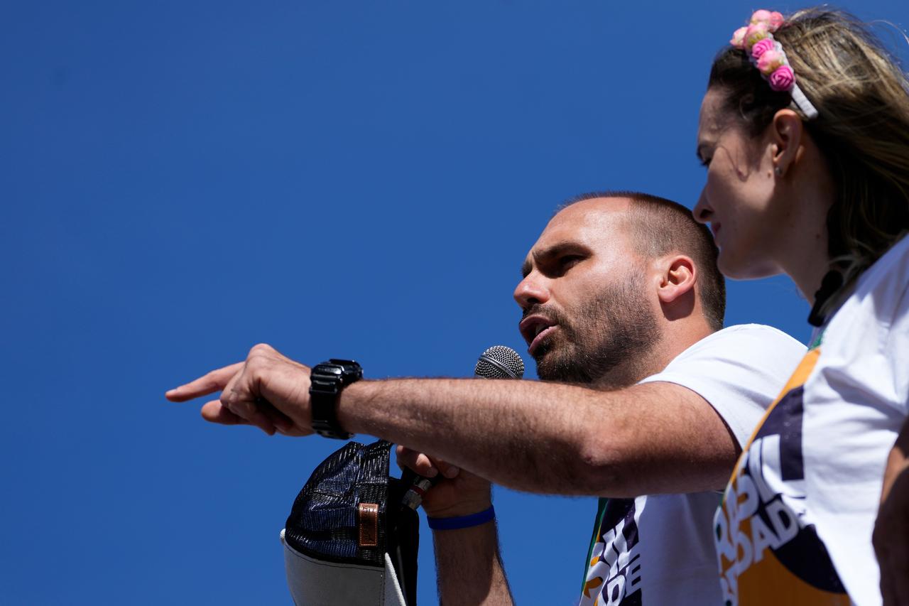 Eduardo Bolsonaro, Sohn des brasilianischen Ex-Präsidenten Jair Bolsonaro, spricht während eines Protest des "National Movement for Freedom of Guns" mit dem Ziel, das Selbstverteidigungsrecht und die Waffenrechte auszudehnen. Eduardo Bolsonaro, Sohn des brasilianischen Ex-Präsidenten Jair Bolsonaro, spricht während eines Protest des "National Movement for Freedom of Guns" mit dem Ziel, das Selbstverteidigungsrecht und die Waffenrechte auszudehnen.