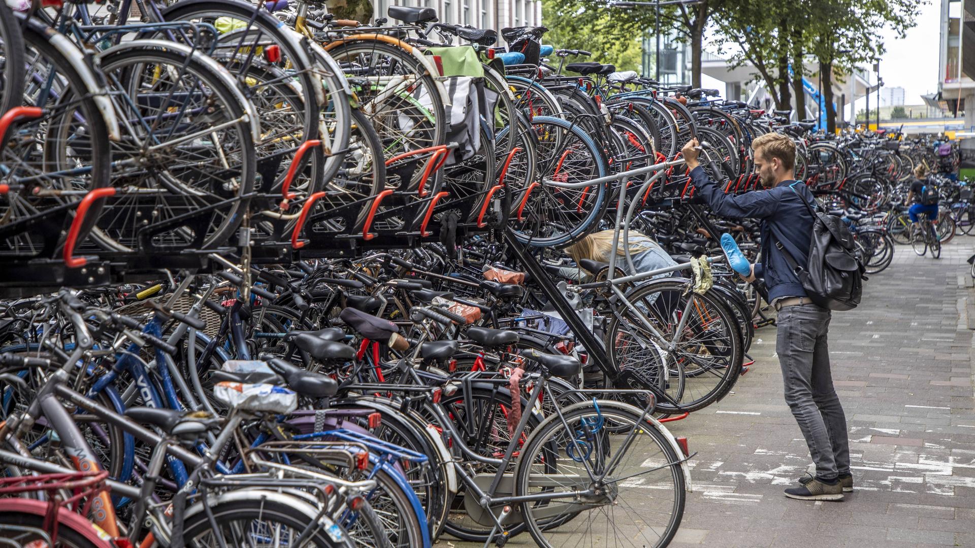 Hunderte Fahrräder an einem Stellplatz in der Innenstadt von Utrecht in den Niederlanden. 