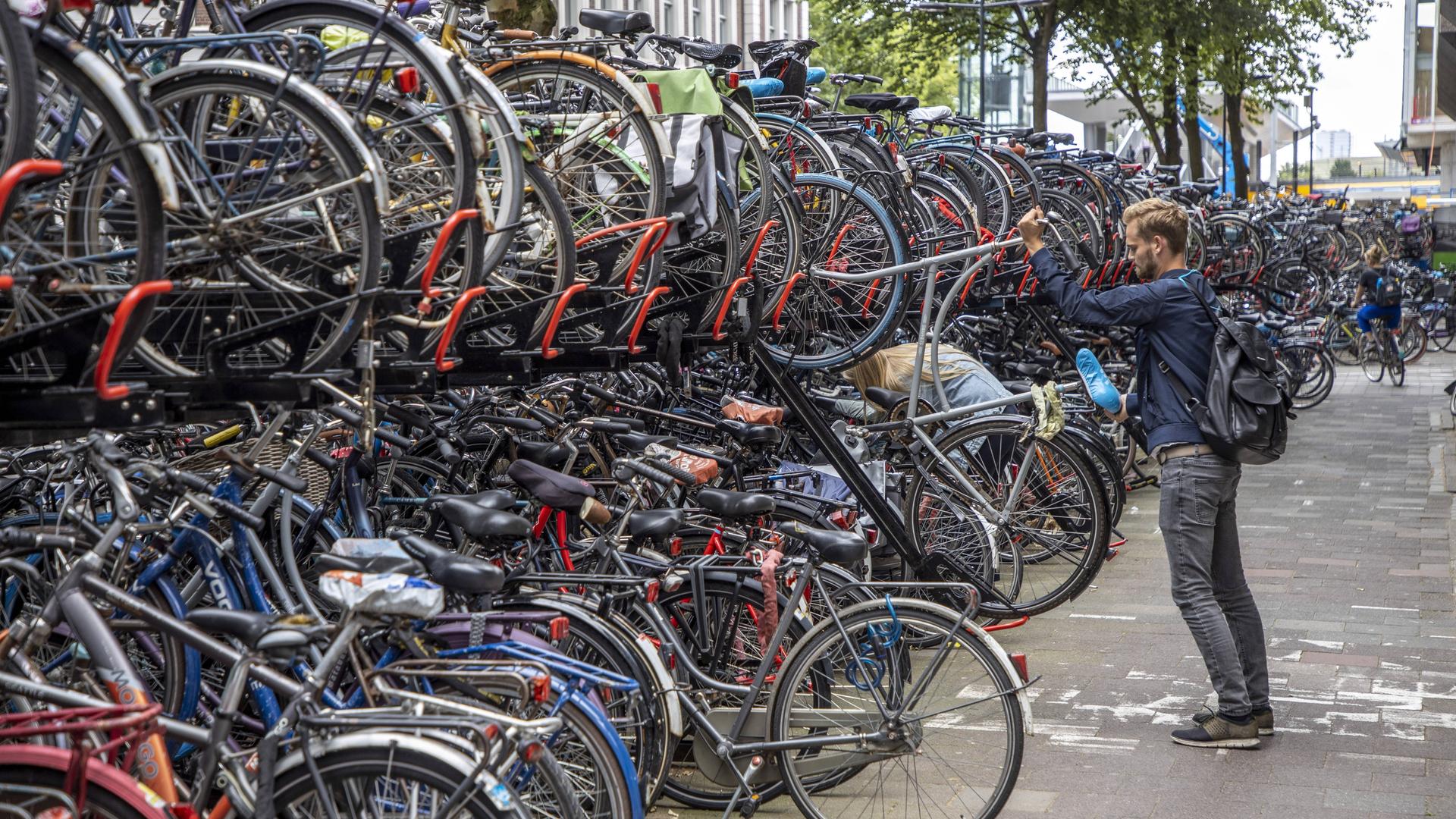 Hunderte Fahrräder an einem Stellplatz in der Innenstadt von Utrecht in den Niederlanden. Hunderte Fahrräder an einem Stellplatz in der Innenstadt von Utrecht in den Niederlanden.