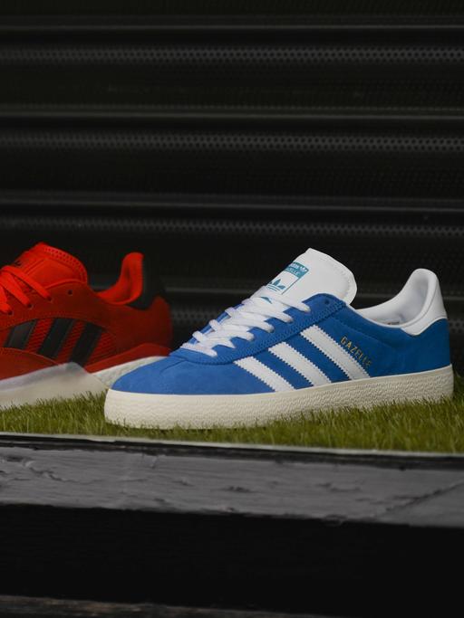 Daily Life In Dublin During COVID-19 Lockdown Adidas shoes on display at a closed sports store in Dublin city center, during the final days of the COVID-19 lockdown. On Sunday, 9 May 2021, in Dublin, Ireland. Dublin Ireland widak-dublinda210509_np1qG PUBLICATIONxNOTxINxFRA Copyright: xArturxWidakx