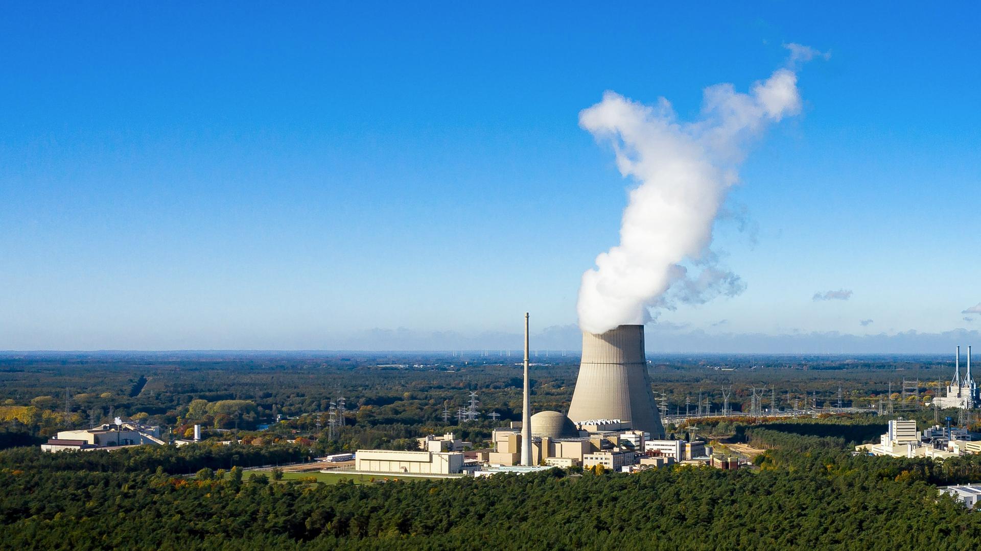 Luftaufnahme vom Atomkraftwerk Emsland mit dem großen Kühlturm, aus dem Dampf aufsteigt Luftaufnahme vom Atomkraftwerk Emsland mit dem großen Kühlturm, aus dem Dampf aufsteigt