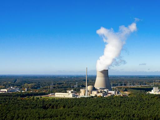 Luftaufnahme vom Atomkraftwerk Emsland mit dem großen Kühlturm, aus dem Dampf aufsteigt