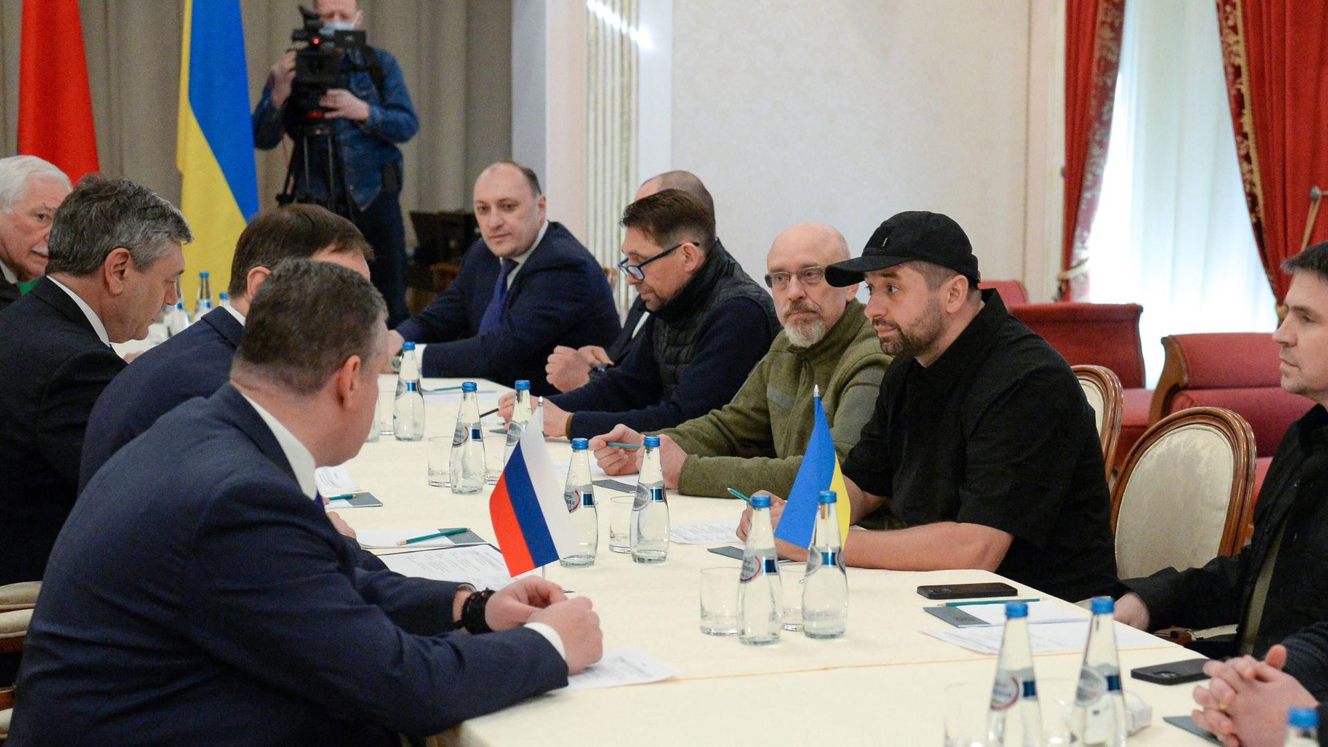 Die russische und ukrainische Delegation bei ihren Verhandlungen.