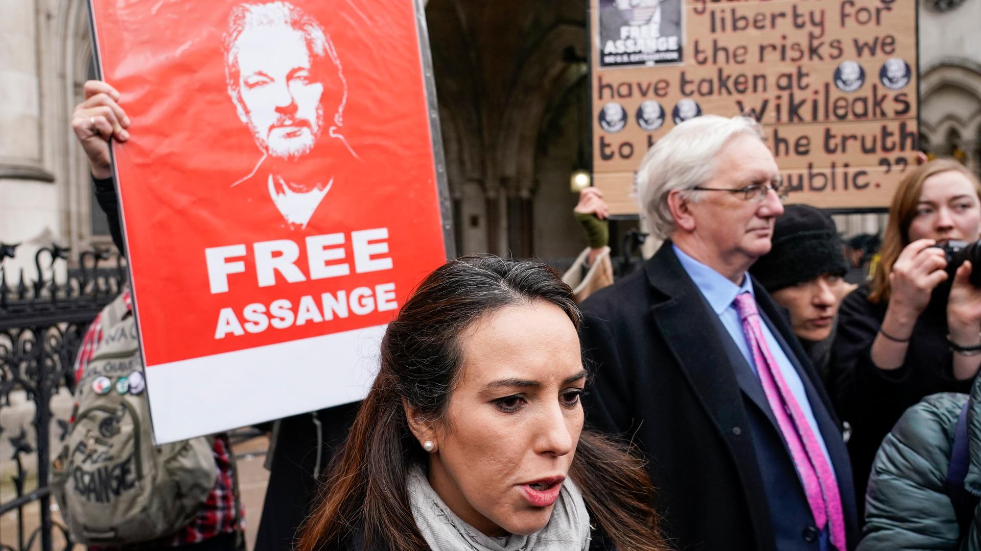 Stella Moris, Ehefrau von Julian Assange, bei einer Demonstration für seine Freilassung. Stella Moris, Ehefrau von Julian Assange, bei einer Demonstration für seine Freilassung.