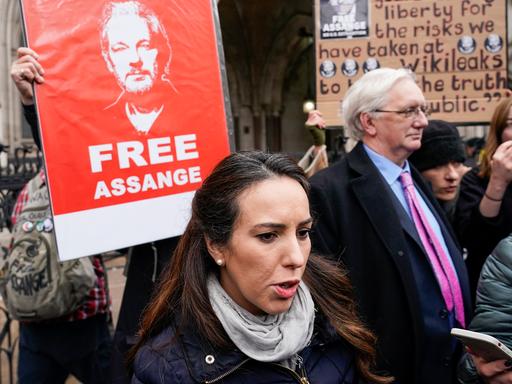 Stella Moris, Ehefrau von Julian Assange, bei einer Demonstration für seine Freilassung.