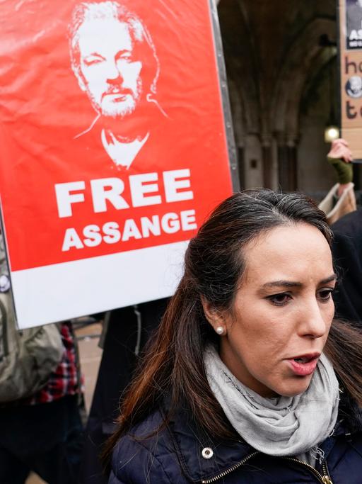 Stella Moris, Ehefrau von Julian Assange, bei einer Demonstration für seine Freilassung.