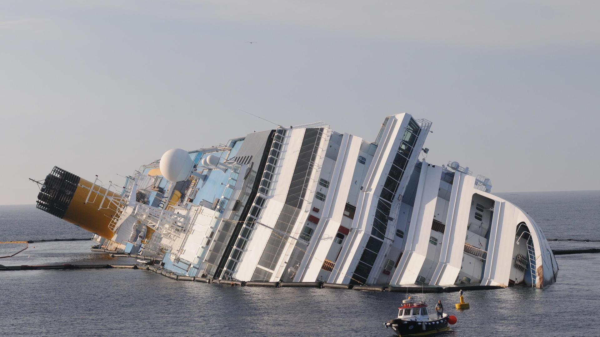 Das Kreuzfahrtschiff "Costa Concordia" im Juni 2012, mit einer Schlagseite von fas 90 Prozent , fünf Monate nachdem es vor der italienischen Insel Giglio auf Grund gelaufen war Das Kreuzfahrtschiff "Costa Concordia" im Juni 2012, mit einer Schlagseite von fas 90 Prozent , fünf Monate nachdem es vor der italienischen Insel Giglio auf Grund gelaufen war