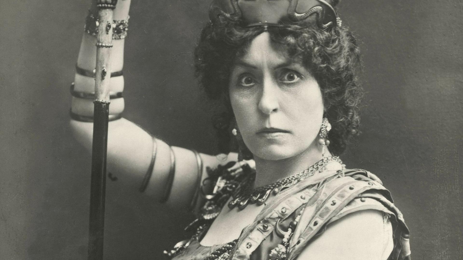 Die deutsche Opernsängerin und Altistin Marie Götze (2.11.1865 - 18.2.1922) als Klytaimnestra in der Oper Elektra von Richard Strauss in einer Aufführung der Königlichen Hofoper Berlin. Sie trägt auf dem historischen Foto ein orientalisch anmutendes Gewand und hält einen langen Stab in beiden Händen. Die deutsche Opernsängerin und Altistin Marie Götze (2.11.1865 - 18.2.1922) als Klytaimnestra in der Oper Elektra von Richard Strauss in einer Aufführung der Königlichen Hofoper Berlin. Sie trägt auf dem historischen Foto ein orientalisch anmutendes Gewand und hält einen langen Stab in beiden Händen.