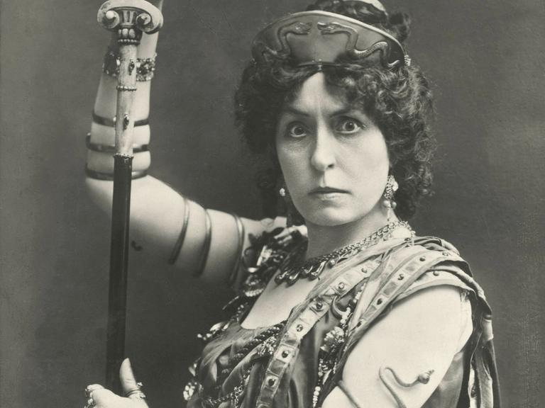 Die deutsche Opernsängerin und Altistin Marie Götze (2.11.1865 - 18.2.1922) als Klytaimnestra in der Oper Elektra von Richard Strauss in einer Aufführung der Königlichen Hofoper Berlin. Sie trägt auf dem historischen Foto ein orientalisch anmutendes Gewand und hält einen langen Stab in beiden Händen.