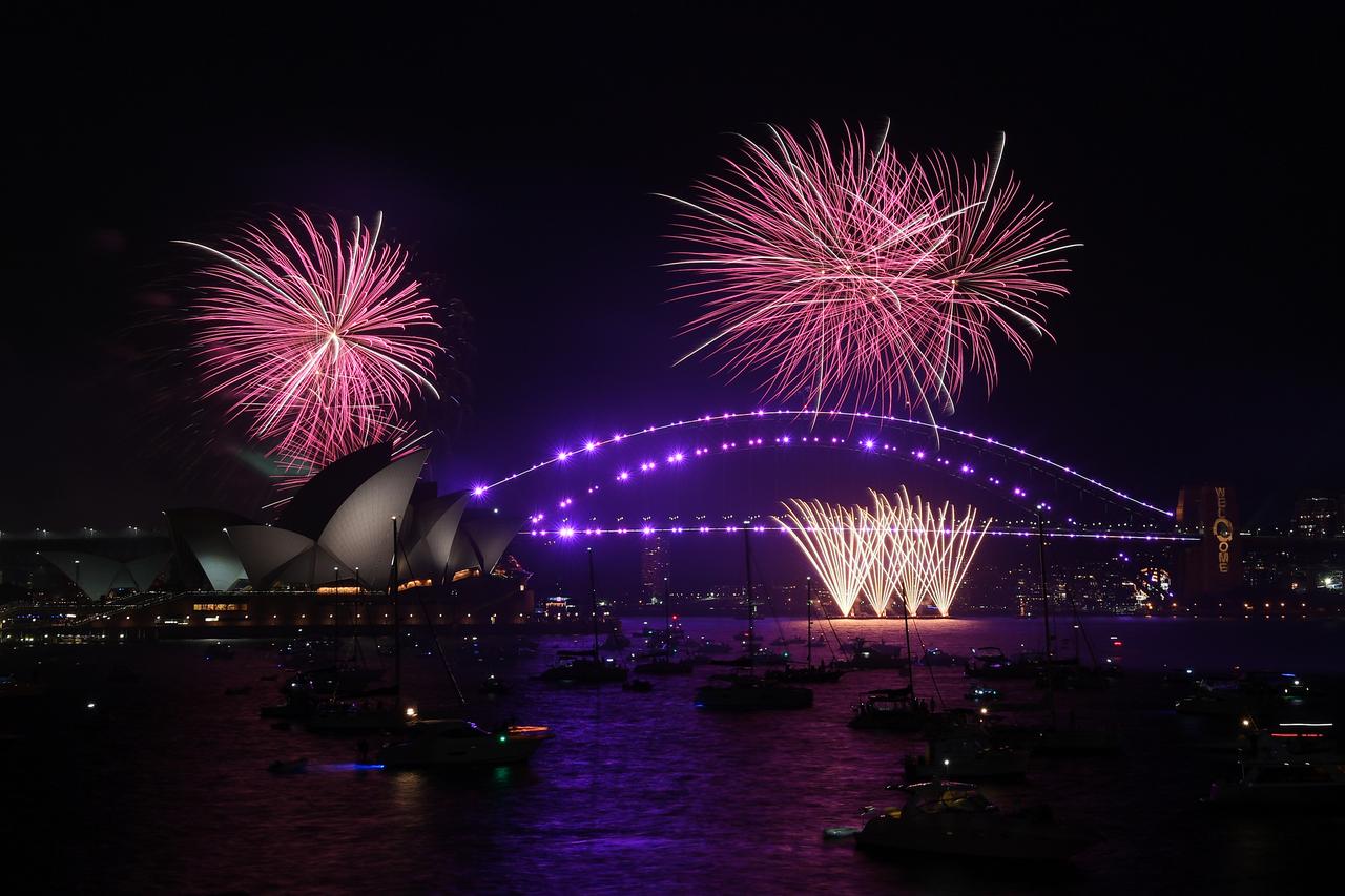 Silvester-Feuerwerk über dem Opernhaus in Sydney, Australien. 
