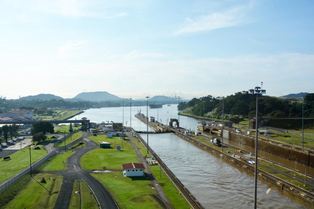 Blick auf die Einfahrt in die Miraflores-Schleuse Blick auf die Einfahrt in die Miraflores-Schleuse