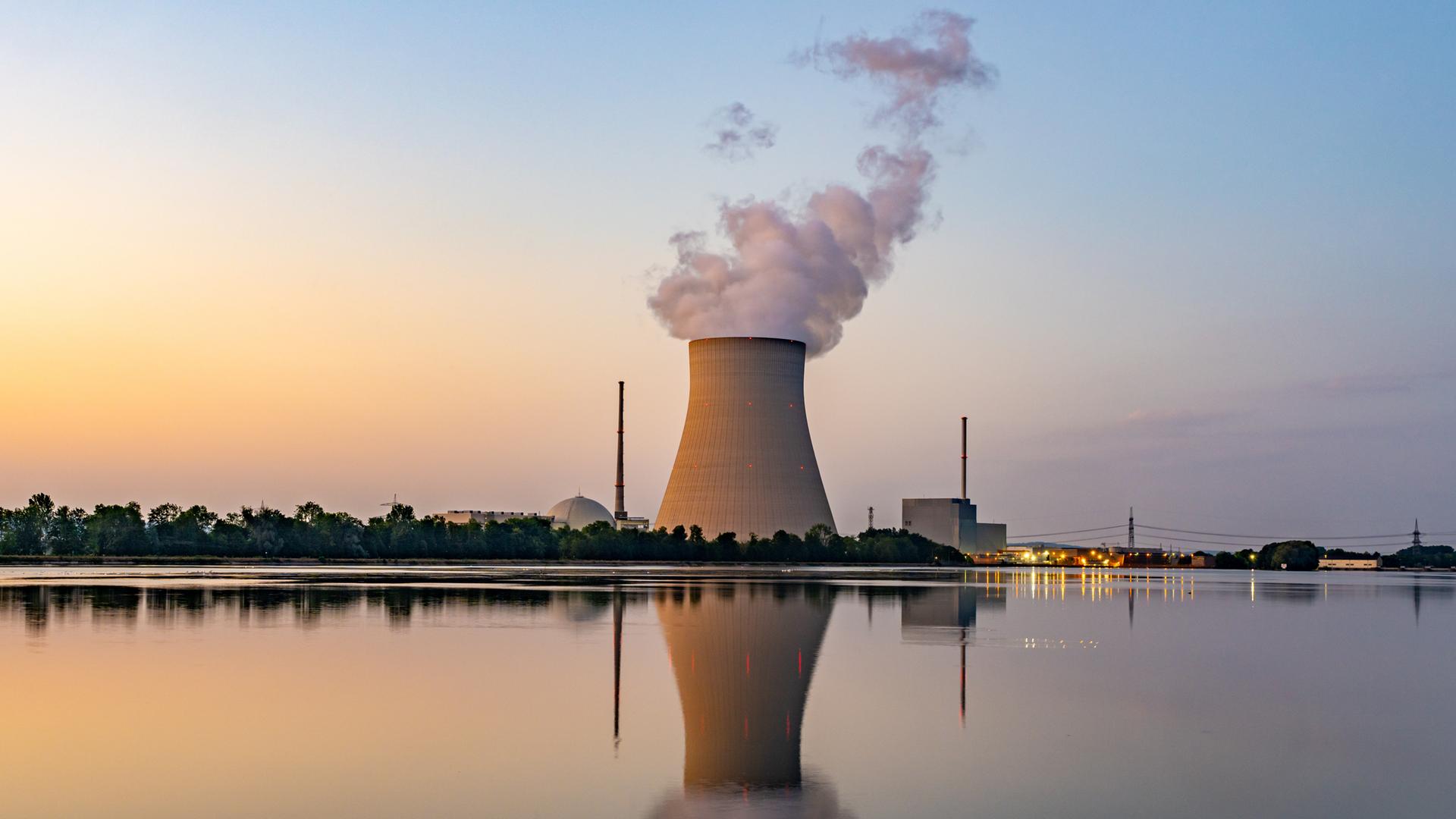 Das Atomkraftwerk Isar 2, Rauch steigt aus dem Kühlturm auf. Das Atomkraftwerk Isar 2, Rauch steigt aus dem Kühlturm auf.