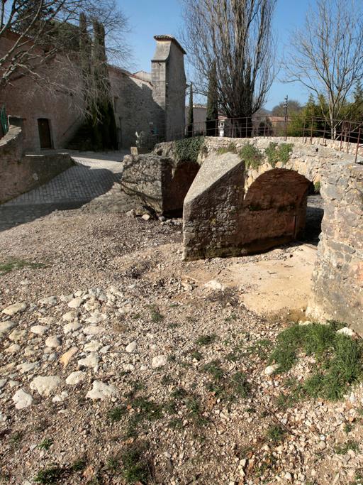Eine Steinbrücke spannt sich über einen ausgetrockneten Fluss im Süden Frankreichs, 2023.