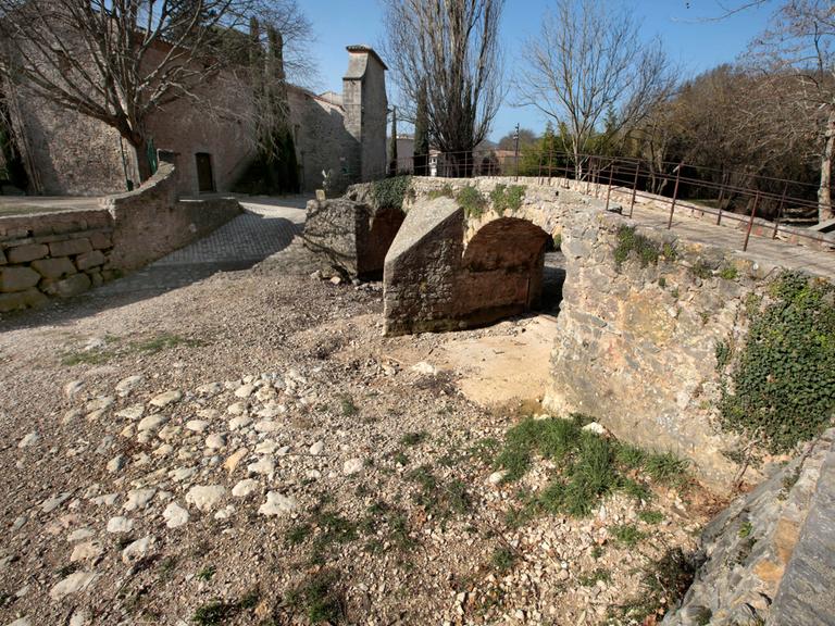 Eine Steinbrücke spannt sich über einen ausgetrockneten Fluss im Süden Frankreichs, 2023.