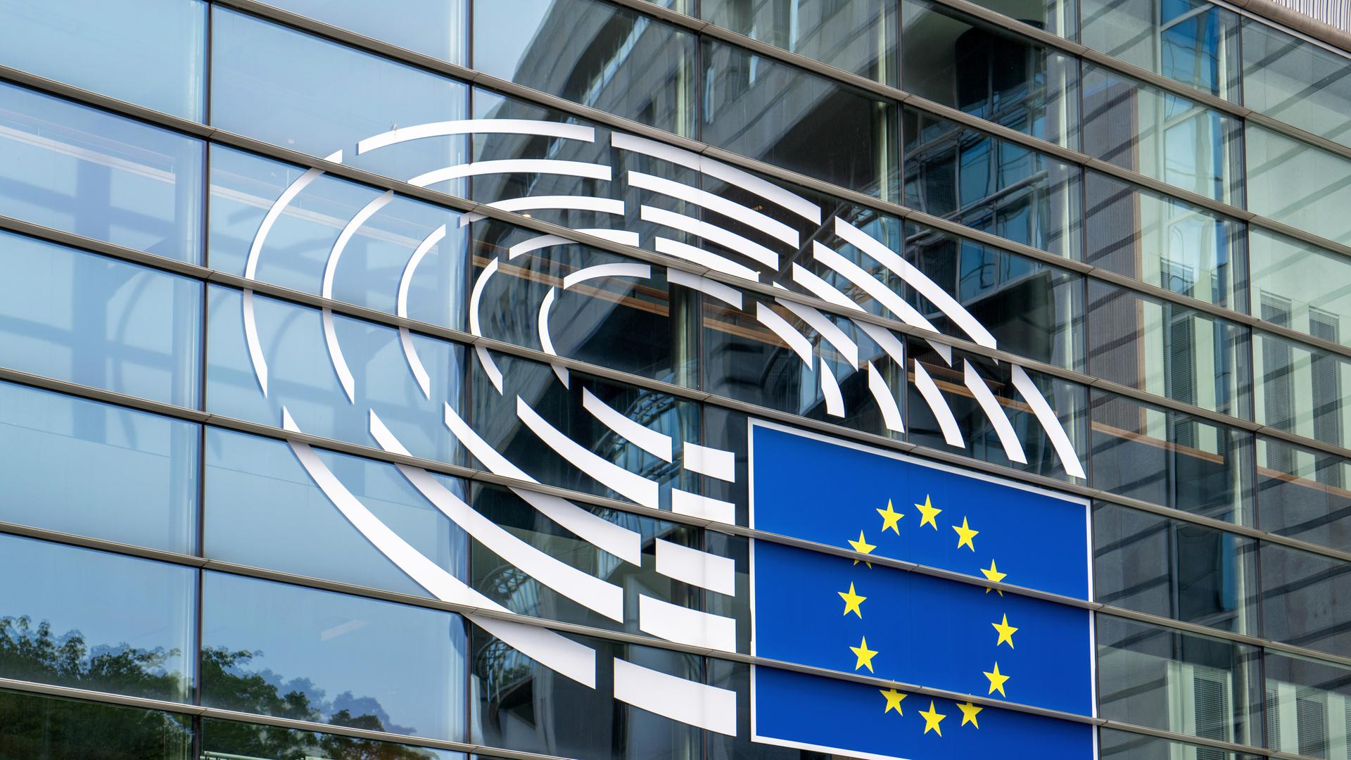 Logo des Europäischen Parlament an dessen Fassade in Brüssel Logo des Europäischen Parlament an dessen Fassade in Brüssel