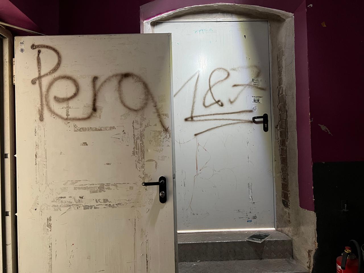 An Türen gesprüht steht: Pera und 187.