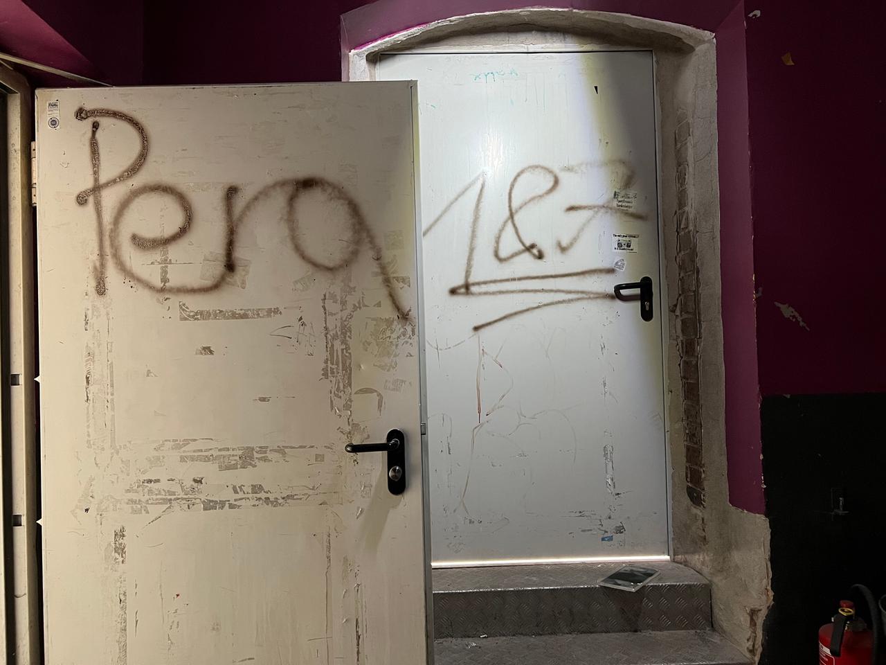 An Türen gesprüht steht: Pera und 187. An Türen gesprüht steht: Pera und 187.