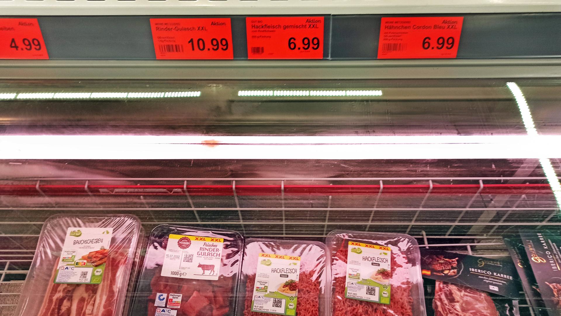 In einer Fleisch-Theke im Super-Markt liegt abgepacktes Fleisch. Darüber sind die Preise. 