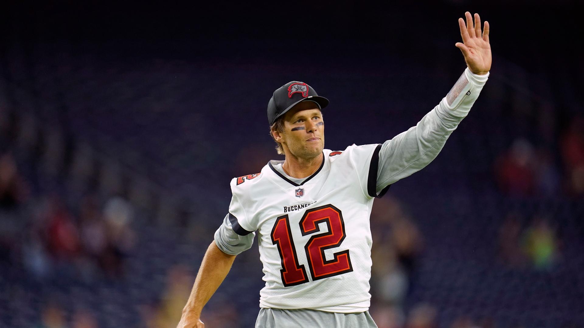 Das ist der Football-Spieler Tom Brady. Er geht vom Spiel-Feld und winkt. Das ist der Football-Spieler Tom Brady. Er geht vom Spiel-Feld und winkt.