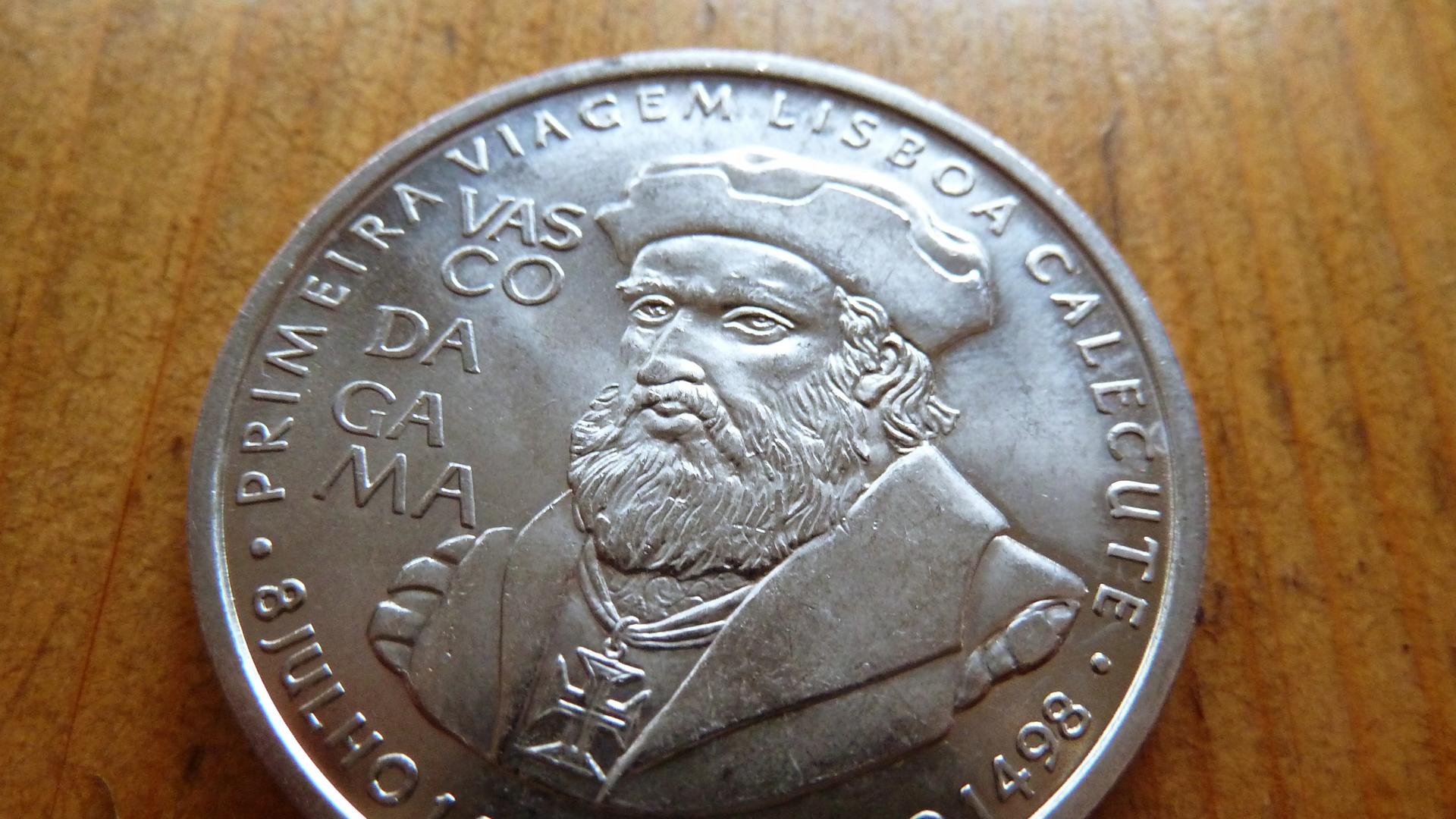 Das Foto zeigt die Vorderseite einer portugiesischen Gedenkmünze aus dem Jahr 1998 mit dem Porträt von Vasco da Gama Das Foto zeigt die Vorderseite einer portugiesischen Gedenkmünze aus dem Jahr 1998 mit dem Porträt von Vasco da Gama