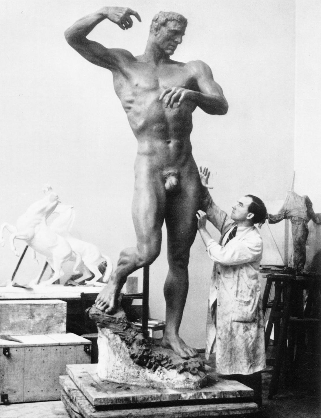 Arno Breker arbeitet an der Figur des Prometheus