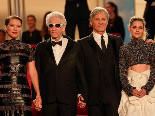 Regisseur David Cronenberg (rechts) mit der Schauspielerin Lea Seydoux auf dem roten Teppich bei den Filmfestspielen in Cannes.